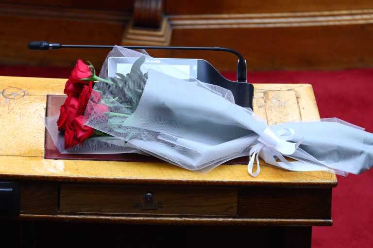 Βουλή: Ενός λεπτού σιγή στη μνήμη της Βάσως Παπανδρέου (photo)