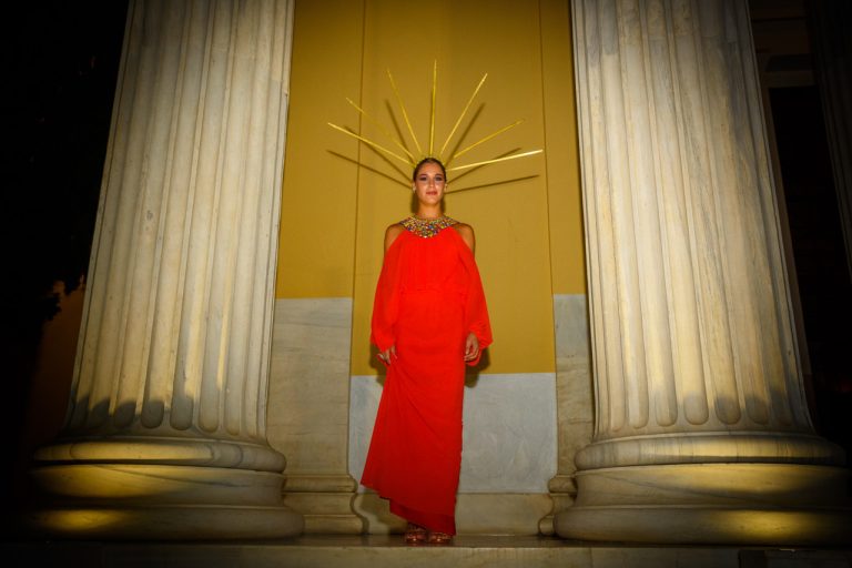 Εντυπωσιακό «ντεμπούτο» για την Ιωάννα Πρόφη στην πασαρέλα