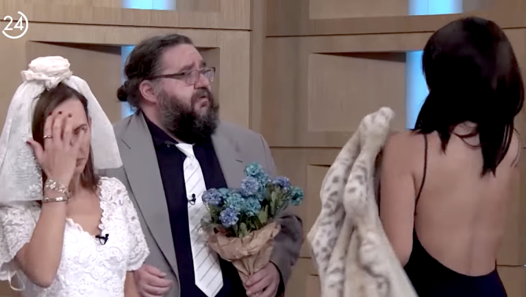 Τρελό γέλιο! Το βίντεο «ντοκουμέντο» με την εντυπωσιακή κουμπάρα που έδιωξε από την εκκλησία ο παπάς