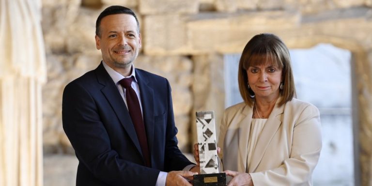 Ο Χάρης Δούκας απέμεινε το Βραβείο Δημοκρατίας στην Κατερίνα Σακελλαροπούλου