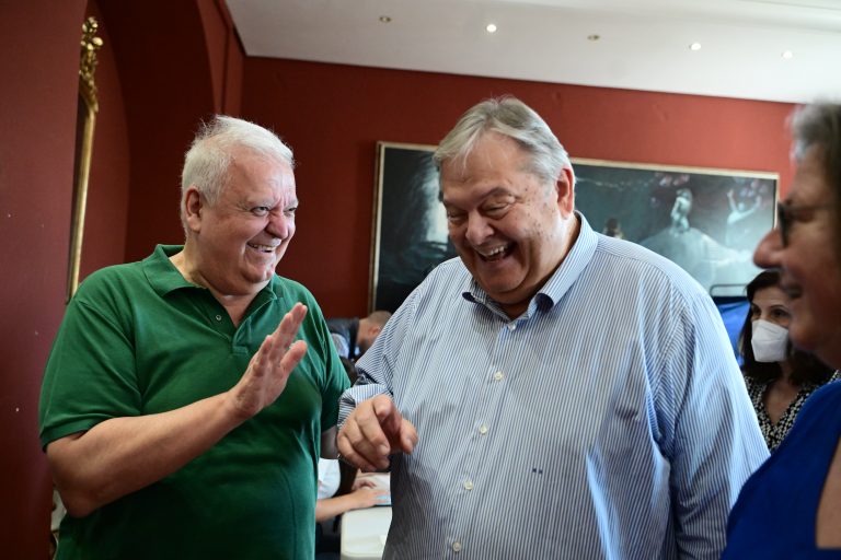 Το θερμό τετ α τετ Βενιζέλου – Πρωτόπαππα και τα γέλια (photo)