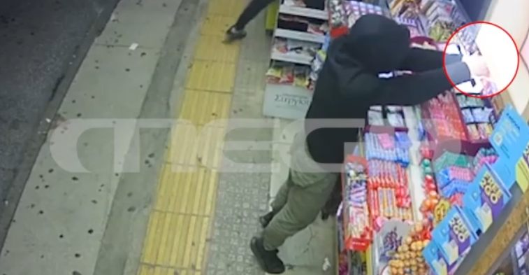 Ανήλικοι με όπλο ληστεύουν περίπτερο στην Ηλιούπολη! Βίντεο-ντοκουμέντο!