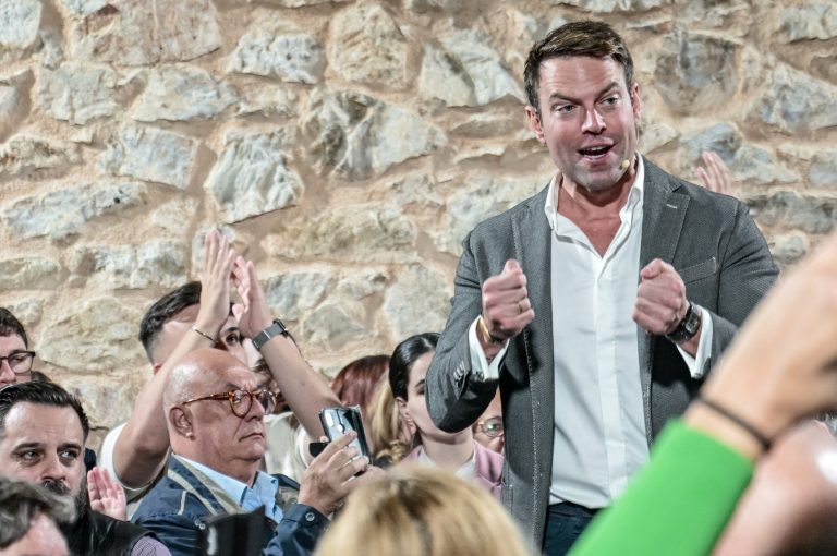Πώς στήνει σκηνικό αποστασίας ο Στέφανος Κασσελάκης