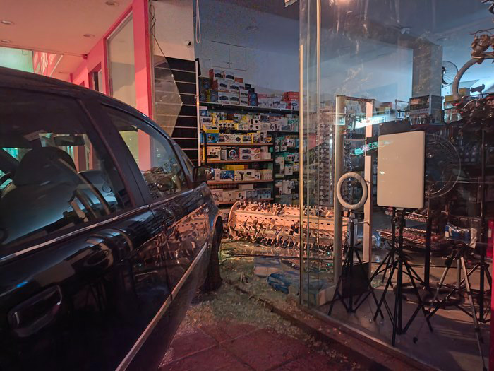 Πήρε παραμάζωμα δύο πεζούς, σταθμευμένα αυτοκίνητα και… σταμάτησε σε τζαμαρία!