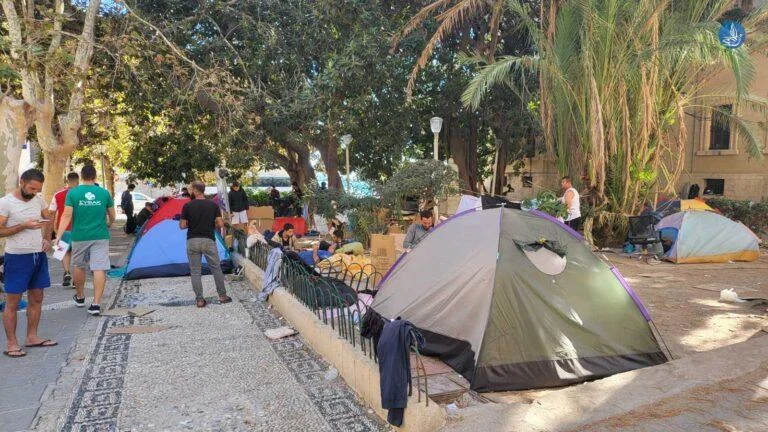 Μετανάστες έχουν μετατρέψει σε υγειονομικές «βόμβες» πάρκα στη Ρόδο (photo)