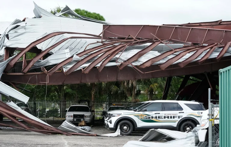 Η επέλαση του Μίλτον άφησε 16 νεκρούς και αμέτρητες καταστροφές (video+photo)