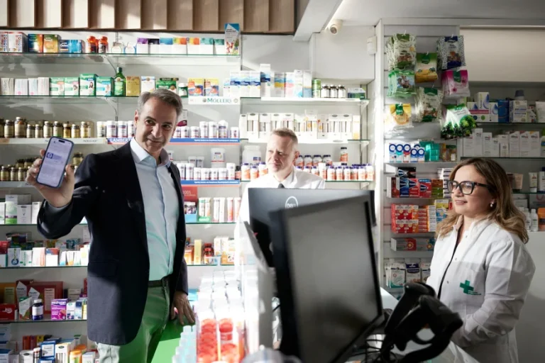 Ο Κυριάκος Μητσοτάκης προμηθεύτηκε το self test για τον καρκίνου του εντέρου (photo)