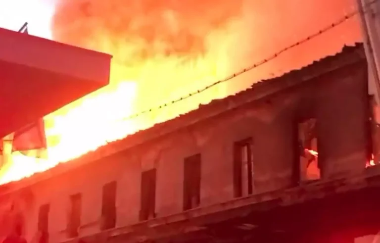 Φωτιά σε εγκαταλειμμένο κτίριο στον Πειραιά! Ήχησε το 112 (video+photo)