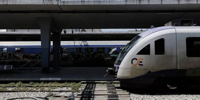 Συνελήφθη υπάλληλος φύλαξης στον προαστιακό που δεν κατέβασε τις μπάρες γιατί… κοιμόταν (video)