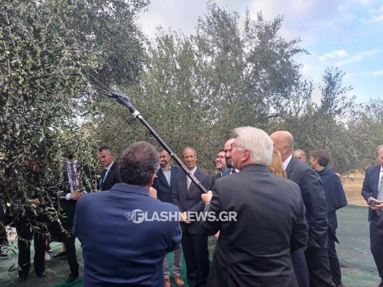 Στη «δουλειά» ο Σταϊνμάιερ ραβδίζοντας ελιές (video+photo)