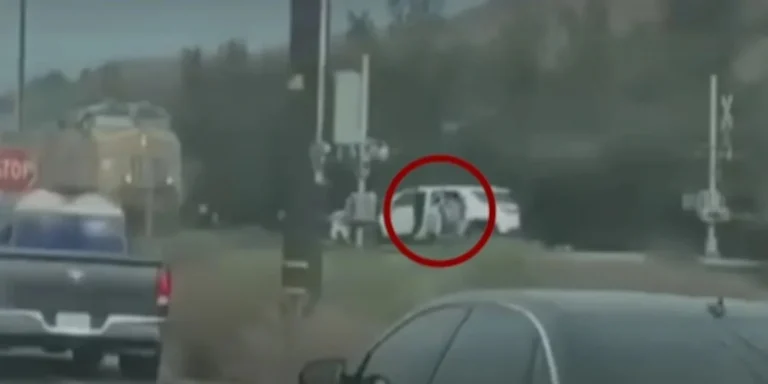 Βίντεο – ντοκουμέντο: Έσωσαν παιδιά από αυτοκίνητο που κόλλησε σε ράγες τρένου