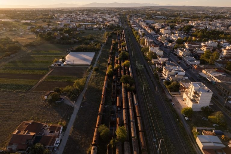 Οι κρυφές ιστορίες των 2000 εγκαταλελειμμένων βαγονιών της Θεσσαλονίκης (PHOTOS)