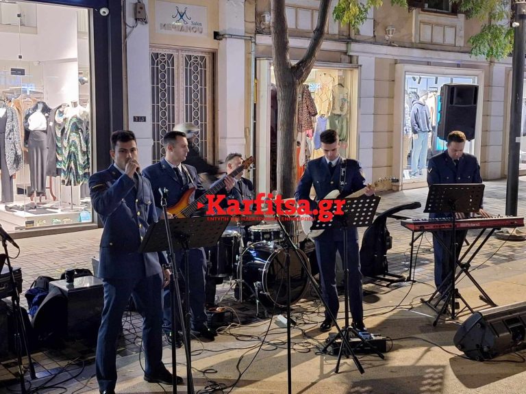 Η μπάντα της Πολεμικής Αεροπορίας «ροκάρει» στον Πεζόδρομο Αγίας Σοφίας (photo)