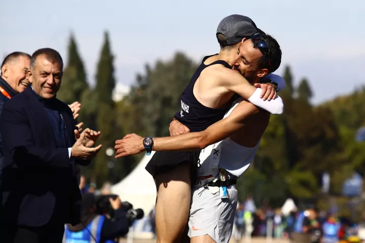 Η συγκινητική αγκαλιά των νικητών του 41ου Μαραθώνιου (video)