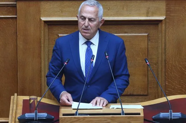 Αποχαιρετά τον ΣΥΡΙΖΑ (που μένει με 27 βουλευτές) και ο ναύαρχος Αποστολάκης