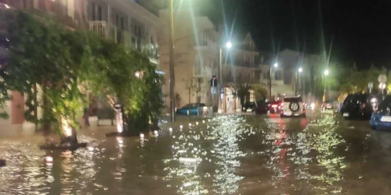 Δυνατό μπουρίνι μετέτρεψε τους δρόμους του Αργοστολίου σε ποτάμια (video)