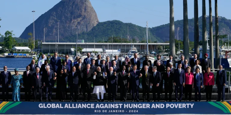 Όλοι έψαχναν τον Μπάιντεν! Γιατί έλειπε από την οικογενειακή φωτογραφία των G20 (video)