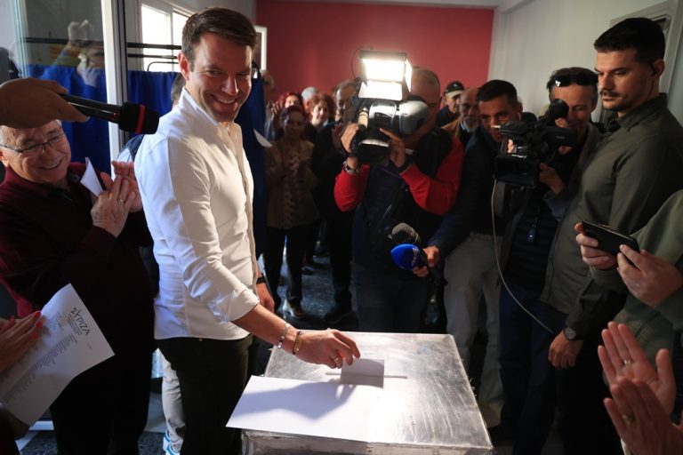 Το λάθος του Στέφανου Κασσελάκη στο εκλογικό κέντρο και η πρόβλεψη για… 95%!