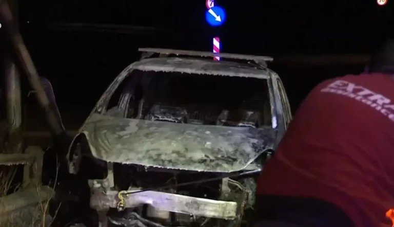 Αυτοκίνητο πήρε φωτιά και συνέχισε να κινείται ανεξέλεγκτα στον Βύρωνα (video)