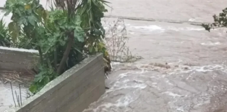 Η κακοκαιρία «Bora» σφυροκοπά την Λήμνο (video)