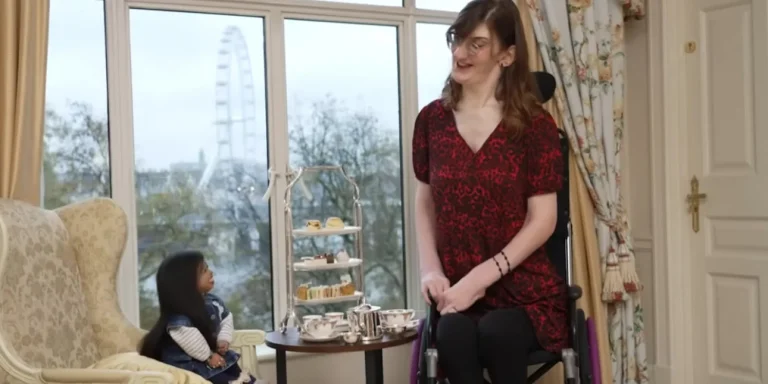 Συνάντηση με διαφορά… ύψους! Όταν η πιο ψηλή γυναίκα και η πιο κοντή ήπιαν τον τσάι τους (video)