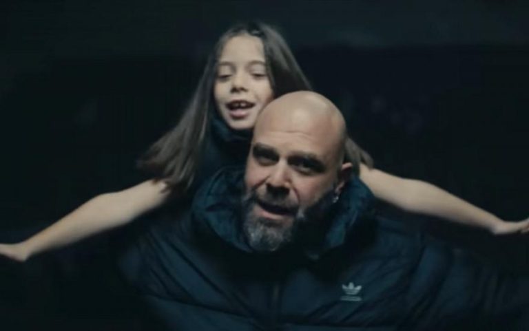 Stavento: Η κόρη του Ανατολή τραγουδάει στο video clip του “Χειροβομβίδα”