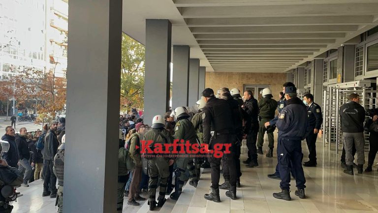 Ένταση στα δικαστήρια της Θεσσαλονίκης για τους 49 του Αριστοτελείου (VIDEO)
