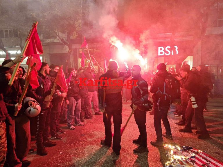 Με καπνογόνα η πορεία του Πολυτεχνείου στη Θεσσαλονίκη (VIDEO & PHOTOS)