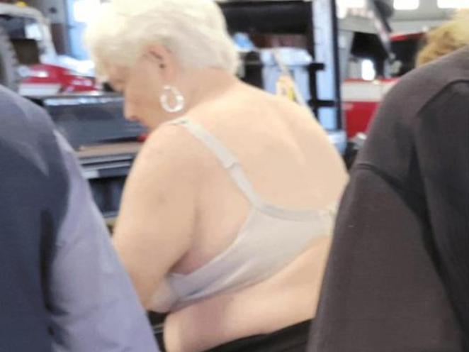 Η Αμερικανίδα που στην κάλπη σκίζει κυριολεκτικά τα ρούχα της για τον Τραμπ!