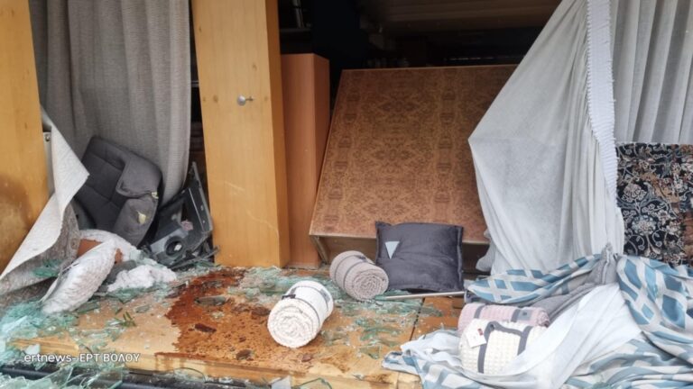 Αυτοκίνητο γκρέμισε βιτρίνα καταστήματος στο Βόλο (PHOTOS)