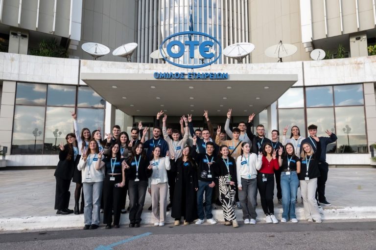 30 νέοι φοιτητές κάνουν το όνειρό τους πραγματικότητα με τις Υποτροφίες COSMOTE