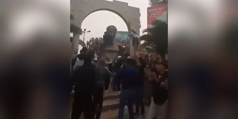 Σύριοι αντάρτες περικυκλώνουν τη Δαμασκό! Γκρεμίζουν αγάλματα του πατέρα Άσαντ (video)