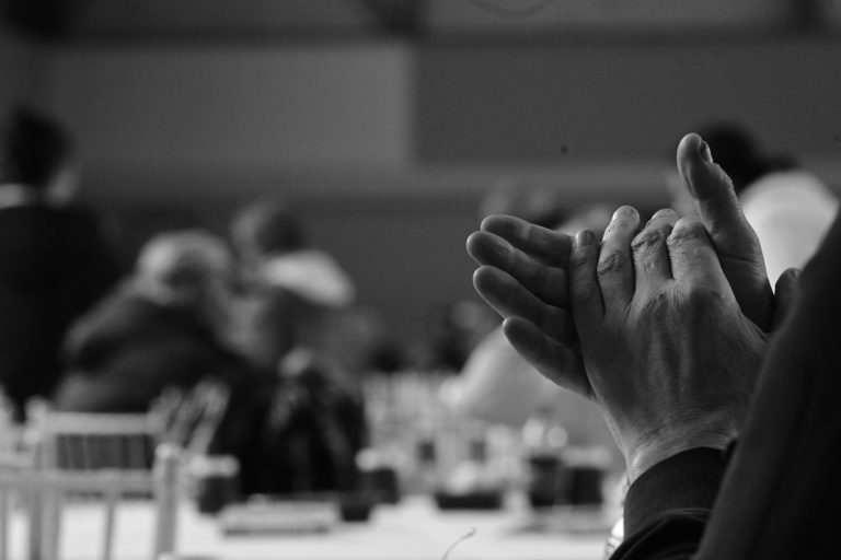 Λίγη ζεστασιά από τον Δήμο Αθηναίων για όσους ζουν μονάχοι (PHOTOS)