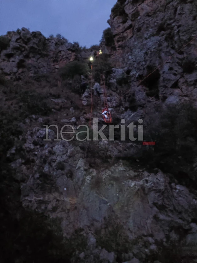 Δραματική επιχείρηση διάσωσης τουρίστριας σε χαράδρα του Ρεθύμνου (VIDEO)