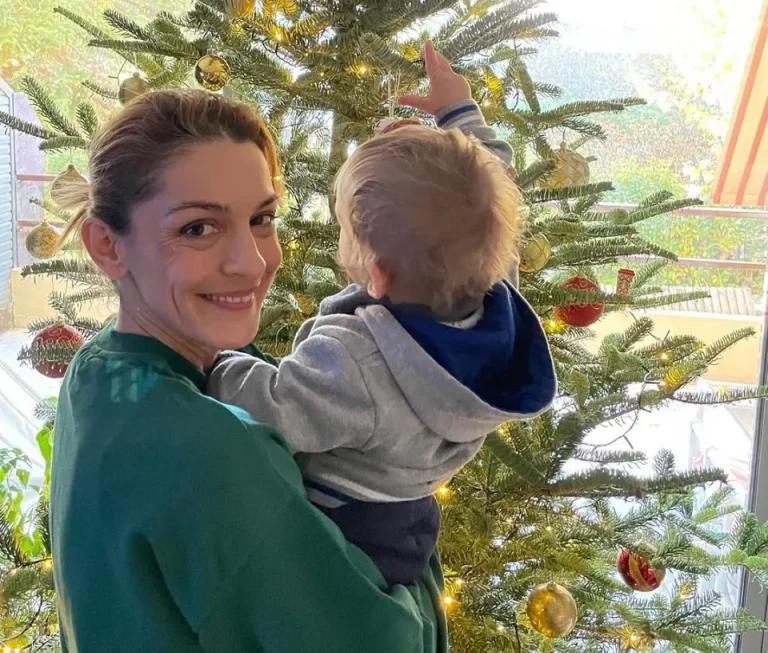 Η Γιουλίκα Σκαφιδά στολίζει με τον γιο της και μας δείχνει το δέντρο της (photo)