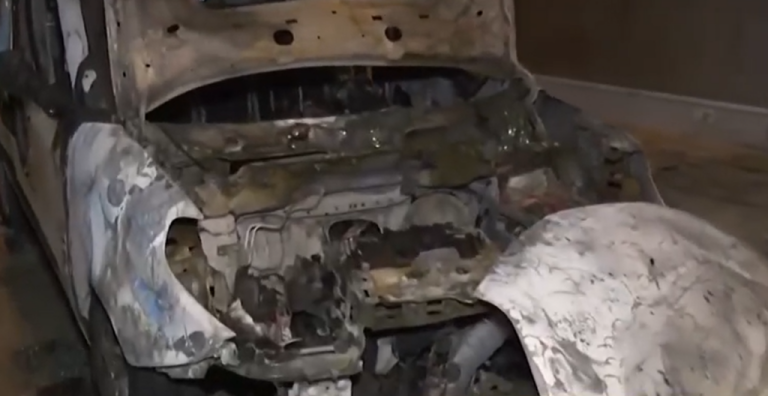 Έβαλαν φωτιά σε φορτηγάκια ΕΛΤΑ! (video)