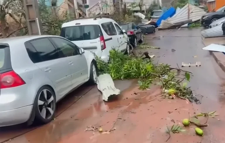 Φονικός κυκλώνας στον Ινδικό ωκεανό – Φόβοι για εκατοντάδες νεκρούς (video)