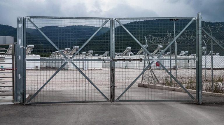 Προφυλακιστέοι 6 Αιγύπτιοι για τον ομαδικό βιασμό του 16χρονου στη δομή της Μαλακάσας