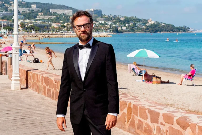 Ο Κωστής Μαραβέγιας υπόσχεται το απόλυτο Pre Xmas party στο Floyd Live Music Venue