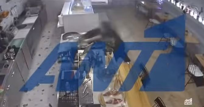 Γυναίκα σε αμόκ μπήκε σε καφετέρια και τα έκανε γυαλιά-καρφιά! (VIDEO)