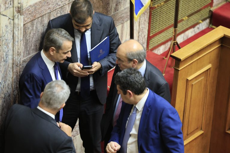 «Πηγαδάκια», selfies και χαμόγελα μετά την ομιλία Μητσοτάκη (photo)