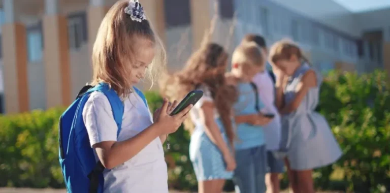 Η κυβέρνηση εφαρμόζει μέτρα για ασφαλή χρήση social media ανηλίκων