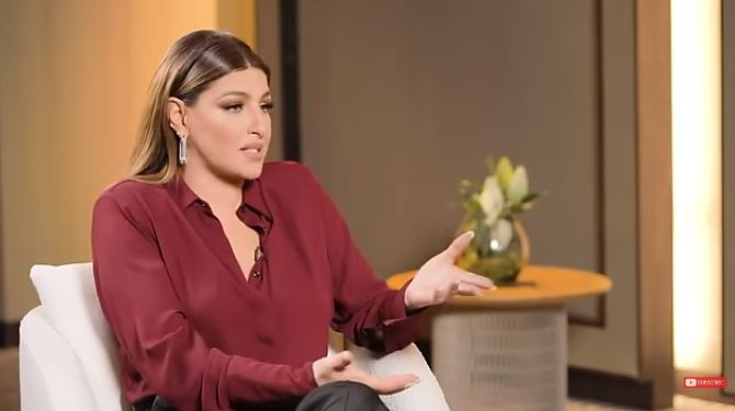 Γιατί η Έλενα Παπαρίζου ήθελε να σταματήσει το τραγούδι (VIDEO)