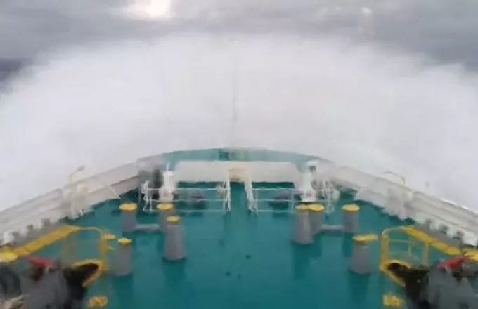 Συγκλονιστικό βίντεο! Η μάχη με τα κύματα στο Κάβο Ντόρο!