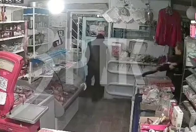 Του πήρε το όπλο και τον έδιωξε … κακήν κακώς από το μαγαζί της (video)