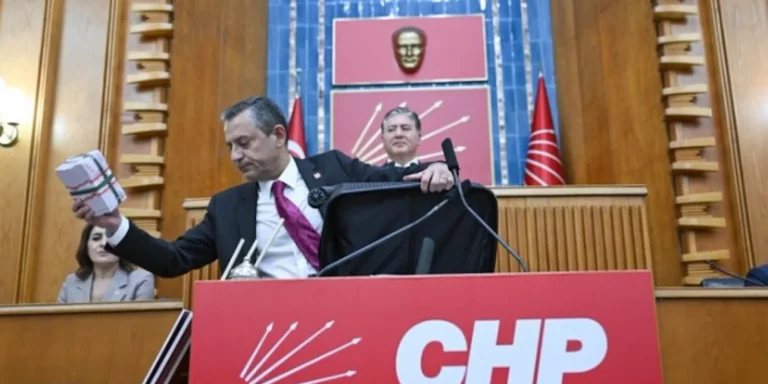 Το σόου του Τούρκου αρχηγού της αντιπολίτευσης με την βαλίτσα στη Βουλή (video)