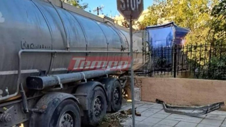 Βυτιοφόρο παρέσυρε μηχανάκι και «μπούκαρε» σε μάντρα σπιτιού