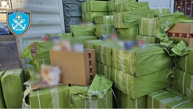 Λαθραία τσιγάρα «με το κιλό» εντοπίστηκαν στο λιμάνι του Πειραιά (video)