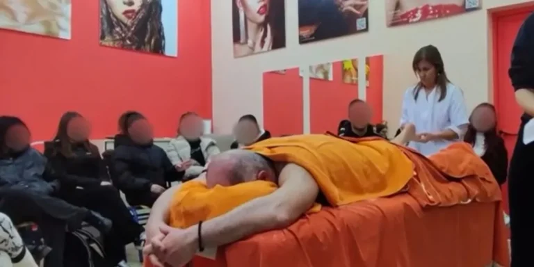 Ημίγυμνος καθηγητής σε ΕΠΑ.Λ. έβαλε μαθητές να του κάνουν μασάζ! (video)
