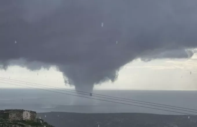 Η στιγμή που υδροστρόβιλος «σαρώνει» τη Φολέγανδρο (video) Φολέγανδρος